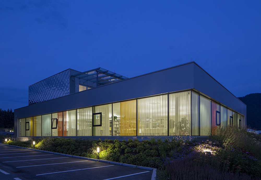 Modern-zeitgenössische Architektur mit behaglichem Ambiente: Die Firmenzentrale im Raum Graz schafft ausreichend Raum für Arbeitsplätze und greift Material, Präzision und Verarbeitung des zentralen Firmen-Werkstoffs auf.
